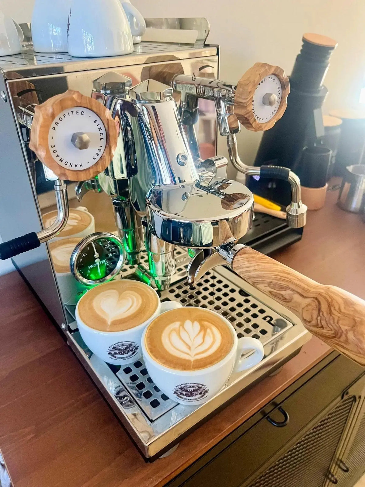 Profitec PRO 400 mit montiertem Holz-Set V1