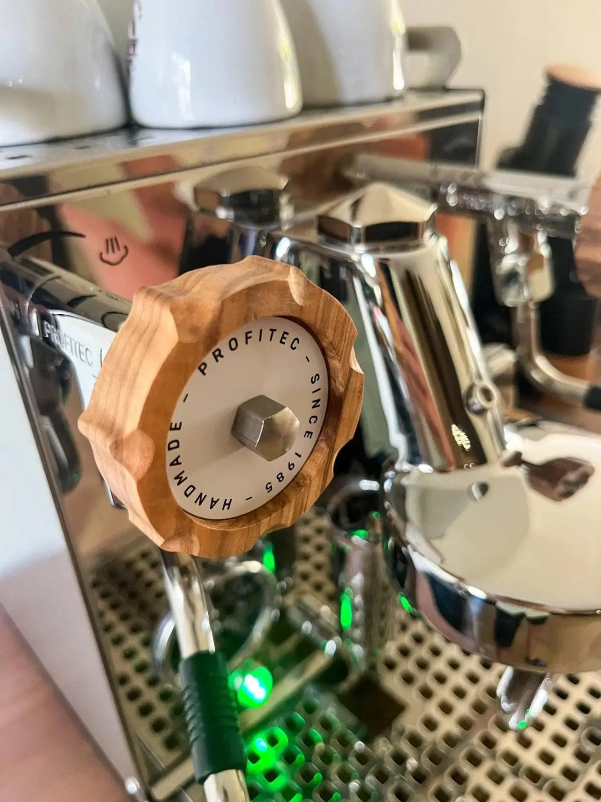 Profitec PRO 400 mit montiertem Holz-Set V1 – Detailansicht